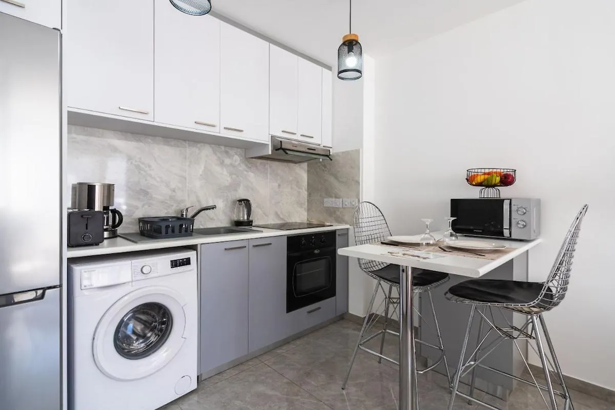 Tangerine Modern 1-Br Apartment In Larnaca